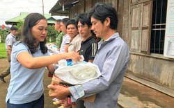Báo Dân Việt tiếp tục đưa quà vào tâm lũ Điện Biên