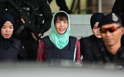 Hình ảnh Đoàn Thị Hương tươi cười rời tòa khi được hủy tội danh Giết người