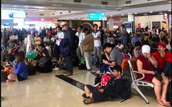 Hàng trăm hành khách vật vạ ở sân Bay Nội Bài máy bay chậm chuyến