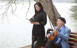 Nhạc sĩ Vũ Thành An đệm guitar hát cùng học trò Ngọc Châm bên hồ Gươm