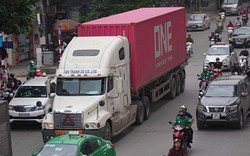 Ảnh, clip: Xe tải ngang nhiên hoạt động vào giờ cấm ở Hà Nội