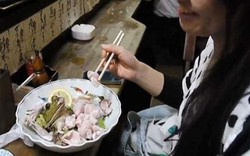 Món sashimi ếch sống lột da ngay trên đĩa của người Nhật khiến thực khách khiếp sợ