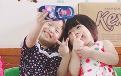 2 bé gái giả vờ dép là smartphone, cười tít mắt selfie... như thật