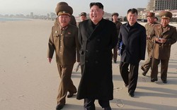 Kim Jong Un cười rạng rỡ khi đi thị sát resort ven biển