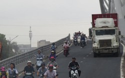 Vụ đi xe máy trên cầu vượt: “Hướng dẫn nhưng người dân không nghe”