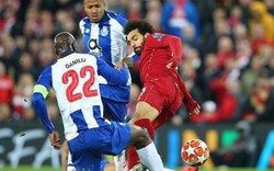Tung cước triệt hạ đối phương, Salah may mắn thoát thẻ đỏ