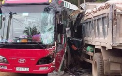 Yên Bái: Xe tải đâm vào xe du lịch, khách nước ngoài hoảng loạn
