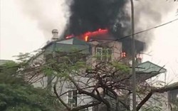 Hà Nội: Nhà 5 tầng trên phố Lạc Trung bốc cháy ngùn ngụt 