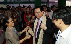 Phó Thủ tướng Vương Đình Huệ thích thú với khăn làm từ lụa tơ sen