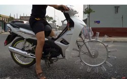 Xe máy gắn lò xo cho bánh trước của biker Việt gây sốt báo ngoại