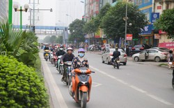 Hà Nội: Né tắc, xe máy nối nhau đi ngược chiều bất chấp nguy hiểm