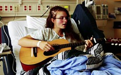 Cô gái ngân nga hát khi phẫu thuật não