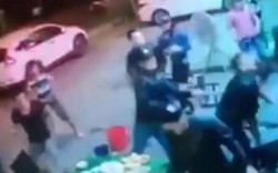 VIDEO: Nhóm côn đồ vác hung khí truy sát trước tiệm cầm đồ