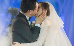 Giám đốc Nhà hát Kịch Hà Nội liên tục hôn vợ say đắm trước 1.000 quan khách
