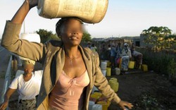 Phụ nữ Mozambique phải đổi tình lấy thức ăn sau siêu bão khiến 500 người chết