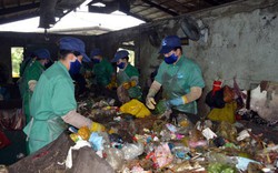 Tổ công tác kiểm tra nơi chôn cất thai nhi trong nhà máy rác Cà Mau