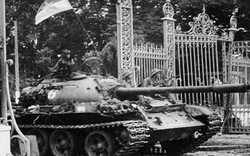 Nhìn lại hình ảnh 2 chiếc xe tăng húc đổ cổng Dinh Độc Lập