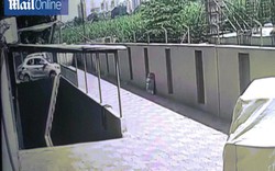 Video: Bé gái Ấn Độ rơi từ tầng 12 xuống đất, gặp "cứu tinh" ở tầng cuối