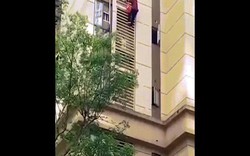 Thót tim cảnh cụ bà 90 liều lĩnh trèo xuống từ tầng 9 tòa nhà
