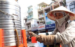Dưới trời nắng gắt Sài Gòn, có những bình trà miễn phí mát lạnh...