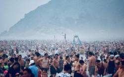 Bãi biển Sầm Sơn nêm chặt người đến "ngâm mình" trong kỳ nghỉ lễ