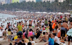 Dòng người dày đặc trải dài 4 km trên bãi biển Nha Trang