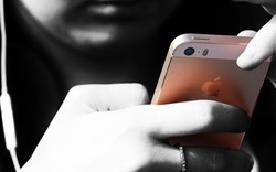 Apple sắp tung thứ này giúp người dùng bớt "úp mặt" vào iPhone