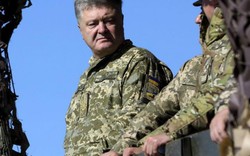 Nữ binh sĩ Ukraine ngất xỉu khi Tổng thống Poroshenko phát biểu