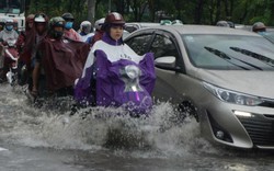 TP.HCM ngập mênh mông, kẹt xe khắp nơi sau mưa lớn