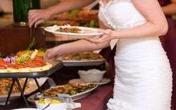 Cô dâu tá hỏa khi khách mang 7 hộp thức ăn to lấy phần trong tiệc cưới