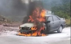 Quảng Trị: Xe ô tô bất ngờ bốc cháy trơ khung