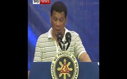 Câu nói gây sốc của Tổng thống Philippines khi bị gián bò lên áo