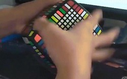 Thanh niên xoay khối rubik 11 tầng nhanh như điện