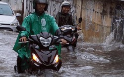 Mưa “chớp mắt”, nhiều tuyến đường ở Sài Gòn ngập như sông