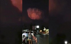 Vật thể lạ bí ẩn bay giữa đám mây sấm sét đỏ rực ở Thái Lan