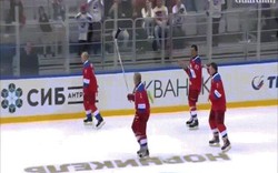 Khoảnh khắc Putin trượt chân ngã sau khi tỏa sáng trong trận khúc côn cầu