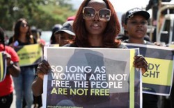 Nigeria: Phụ nữ tố bị cảnh sát bắt vô cớ về đêm, ép quan hệ mới trả tự do