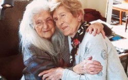 Người phụ nữ 81 tuổi vỡ òa lần đầu gặp mẹ sau 60 năm “mất tích”