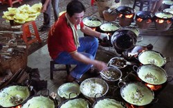 Ngôi chùa lạ ở An Giang: 1 đầu bếp “cân” 12 chảo bánh xèo cùng lúc