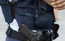 Úc: Nữ sỹ quan cảnh sát bị đồng nghiệp thò tay qua áo lót vào ngực