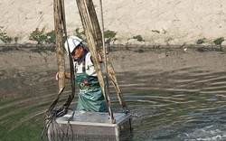 Hà Nội lắp đặt máy giúp sông Tô Lịch bớt hôi thối chỉ sau 3 ngày