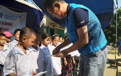 Yên Bái: Tặng học bổng, áo trắng cho học sinh nghèo rốn lũ Văn Chấn