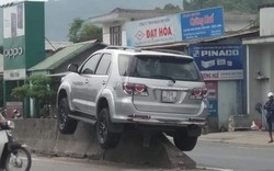 TT-Huế: Xe Fortuner bất ngờ “bay” lên dải phân cách giữa quốc lộ