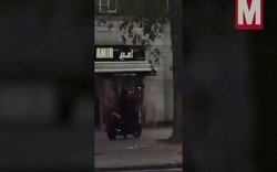 Anh: Video nhóm cướp đi mô tô, cầm dao búa cướp cửa hàng giữa ban ngày
