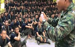 Tướng Thái Lan ăn tươi nuốt sống tắc kè trước mặt binh sĩ