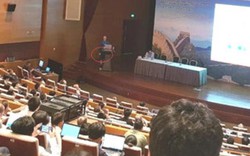 Một phó giáo sư mặc quần đùi phát biểu tại hội nghị quốc tế