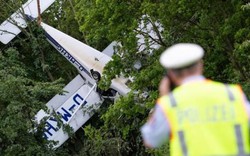 Máy bay nằm "phơi bụng" trên cây, phi công và vợ thoát chết kỳ diệu