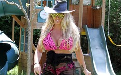 "Siêu phẩm tạp chí đàn ông" nước Anh diện bikini lưới đi cắt cỏ