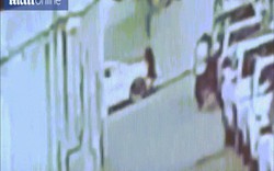 Khoảnh khắc người đàn ông TQ lấy thân mình đỡ bé trai rơi từ tầng 4