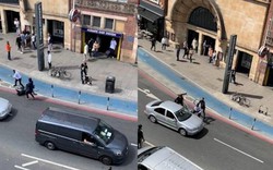Người đàn ông đánh đuổi cả băng cướp mặc đồ đen trên đường phố Anh